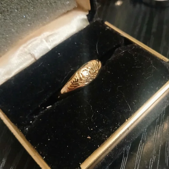 Engraved Floral Motif Gold Band for Women - Picture 2 of 5